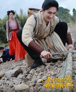 全村闹饥荒，你家酒肉满仓